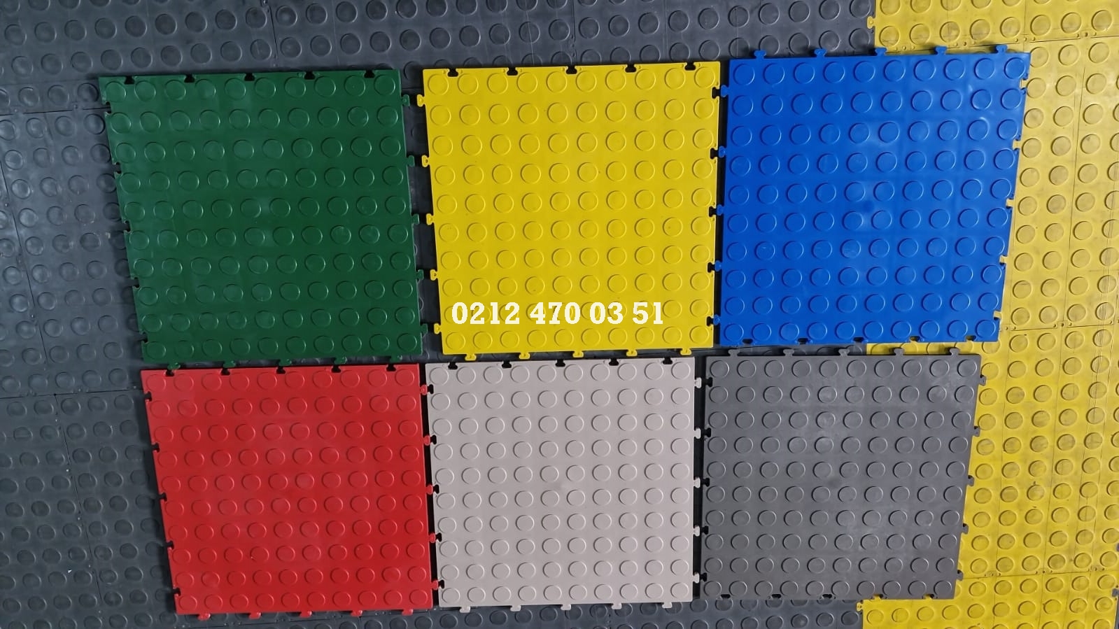 33x33 puantiyeli paralı geçmeli plastik yer karosu kırmızı, mavi, sarı, yeşil, gri ve beyaz renklerde