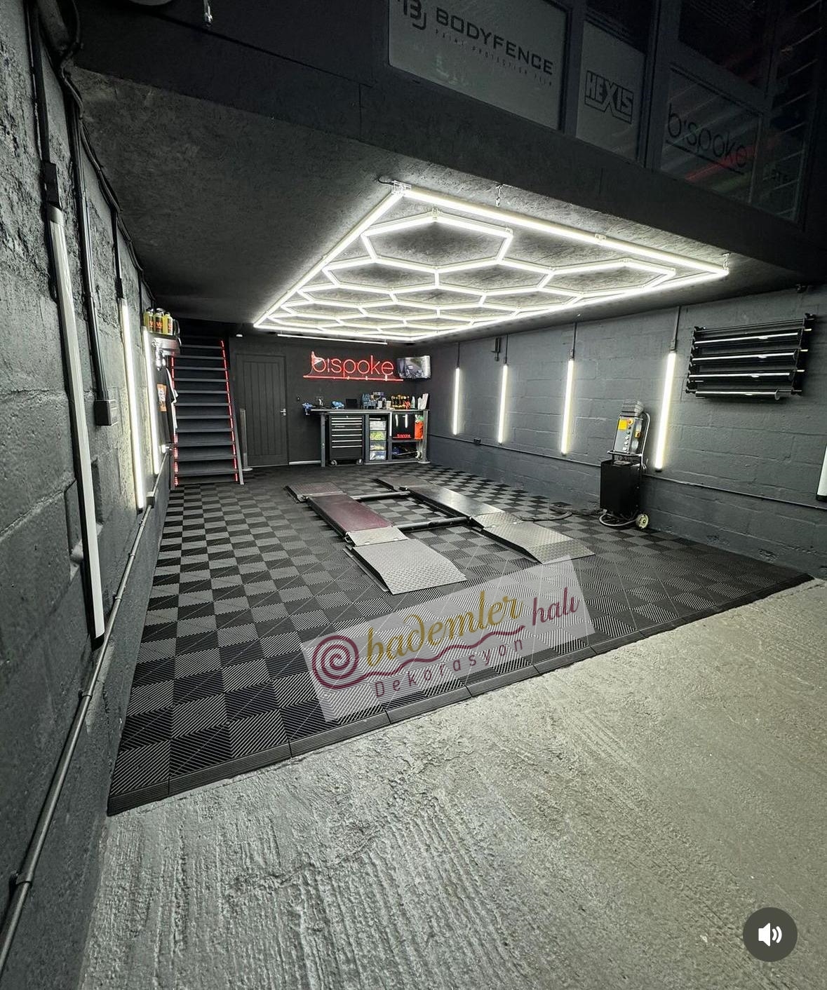 mavi, kırmızı ve gri detailing karolarının showroom zeminindeki gerçek uygulaması
