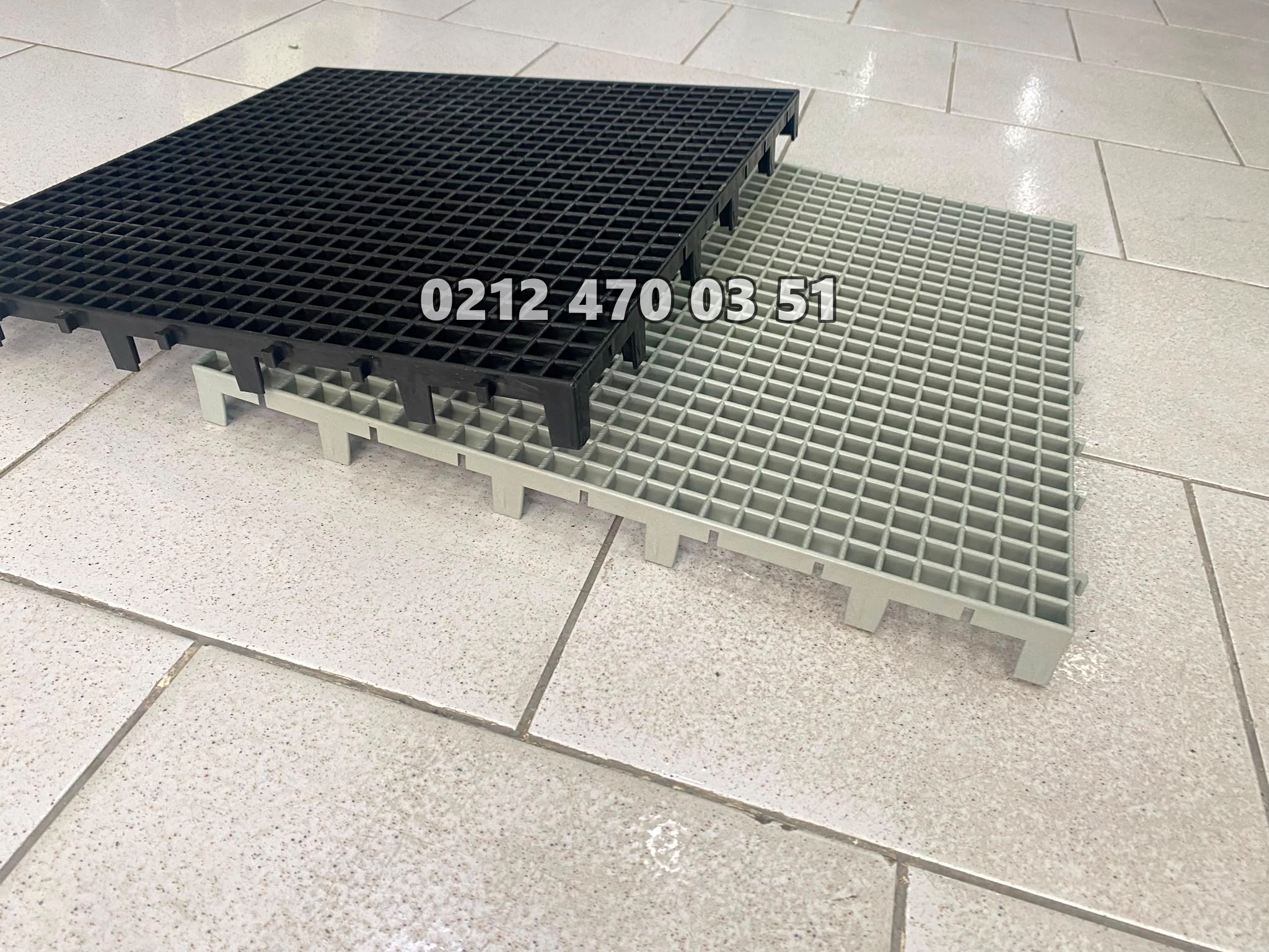 50x50x4 cm yükseltilmiş plastik ızgara karonun siyah ve gri renklerde gerçek ürün görünümü