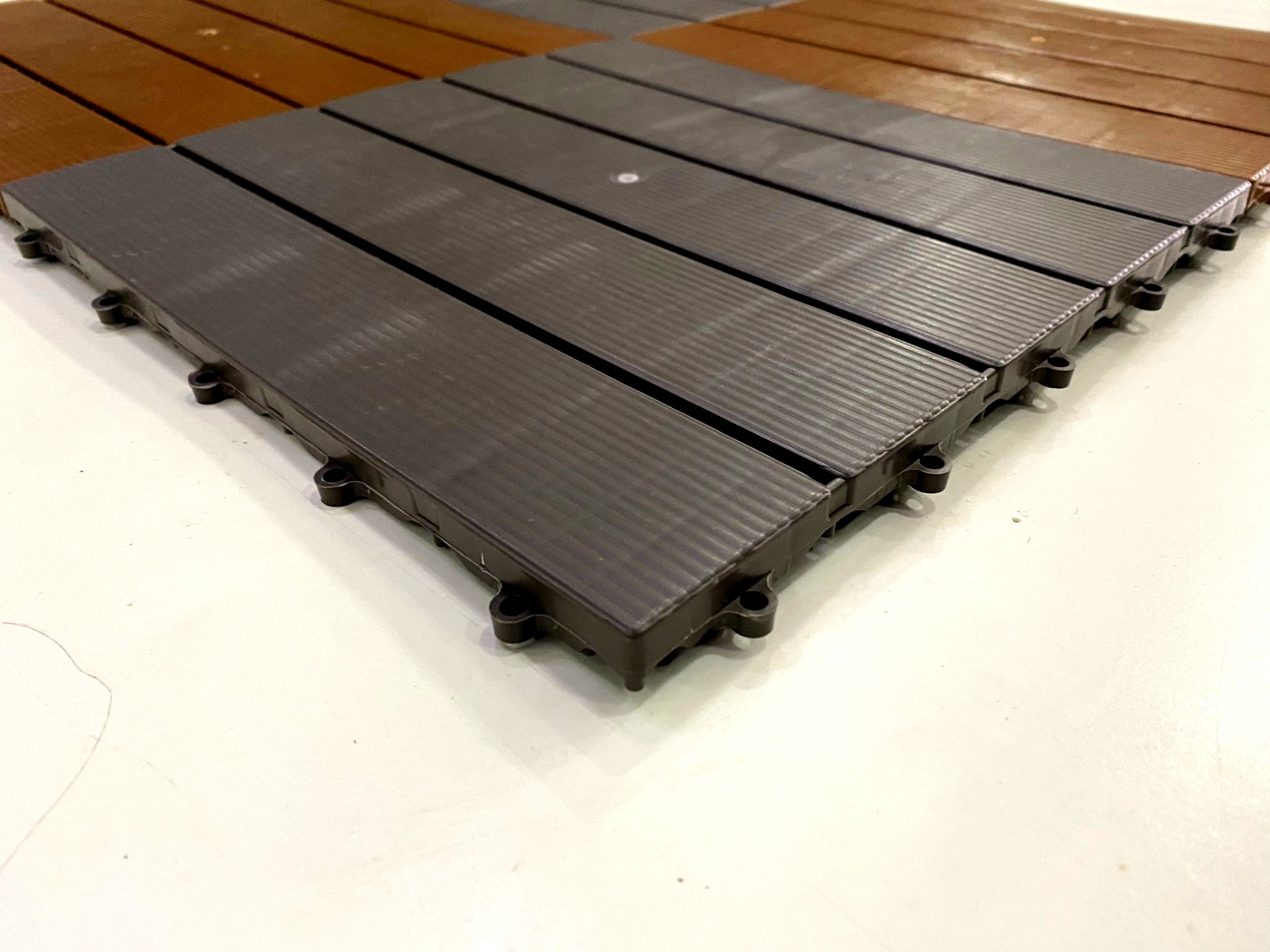 30x30x15 mm kahverengi deck plastik zemin karosu gerçek ürün görünümü